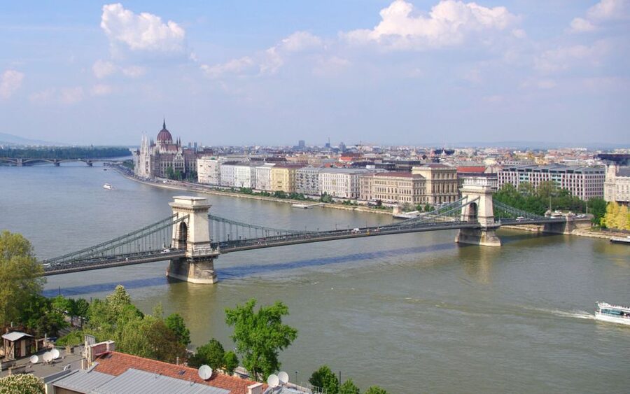 Budapest: Walking Tour in German - Climbing into Buda Castle