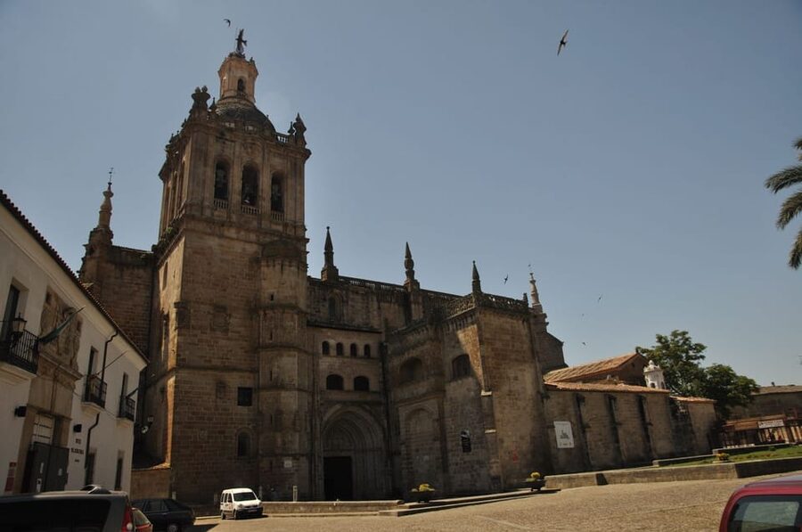 Cáceres: City Highlights Walking Tour with Local Guide - San Francisco Javier and the world of St. George