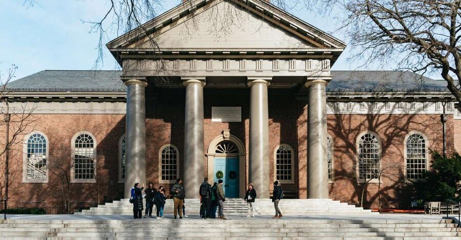 Cambridge: Harvard University Student-Guided Walking Tour - A student view of daily life
