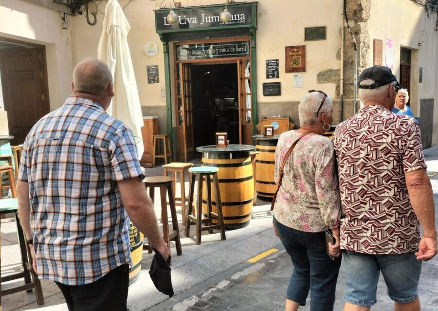 Cartagena: Guided Walking Tour with Tapas and Drinks - Starting by the harbor at Mare Nostrum