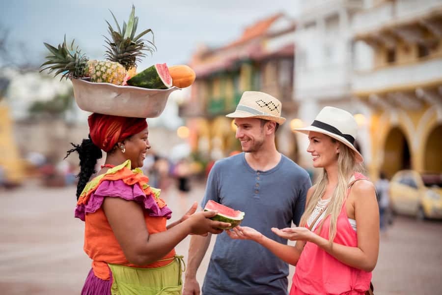 Cartagena: Walled City and Getsemani Shared Walking Tour - Meeting your guide at Plaza de Santo Domingo