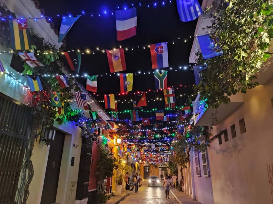 Cartagena: Walled City and Getsemani Shared Walking Tour - What the guides add to the walk