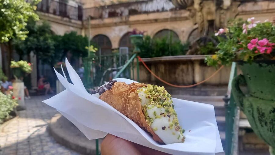 Catania: Street Food Guided Walking Tour - The guides are a major part of the value