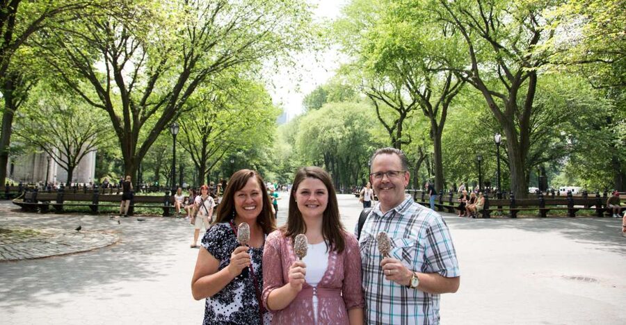 Central Park TV & Movie Sites Walking Tour - NYC - Starting under the blue umbrella on 59th Street