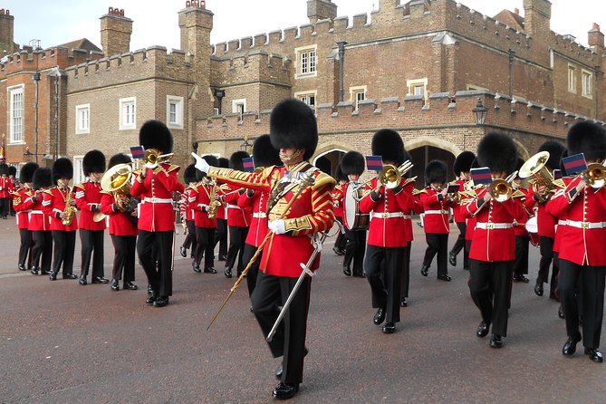 Changing of the Guard Guided Walking Tour in London - Why following the ceremony beats waiting at Buckingham Palace