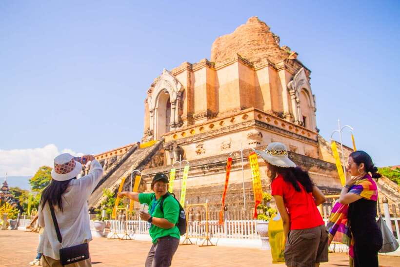 Chiang Mai: 3 Hour Old City and Temples Guided Walking Tour - What the guide adds to the temples