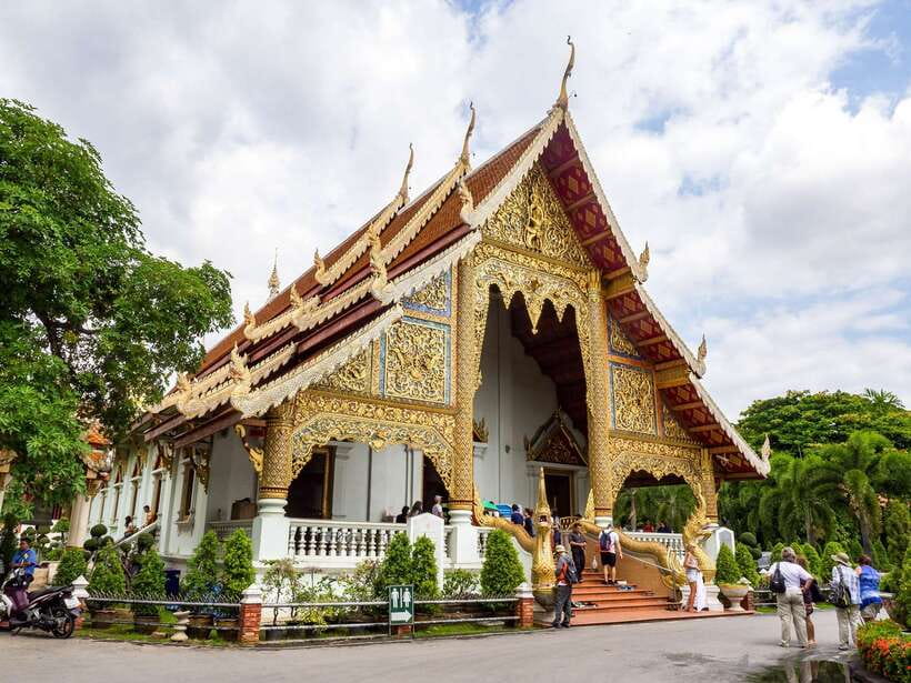 Chiang Mai: 3 Hour Old City and Temples Guided Walking Tour - Starting at Wat Chedi Luang and its giant stupa