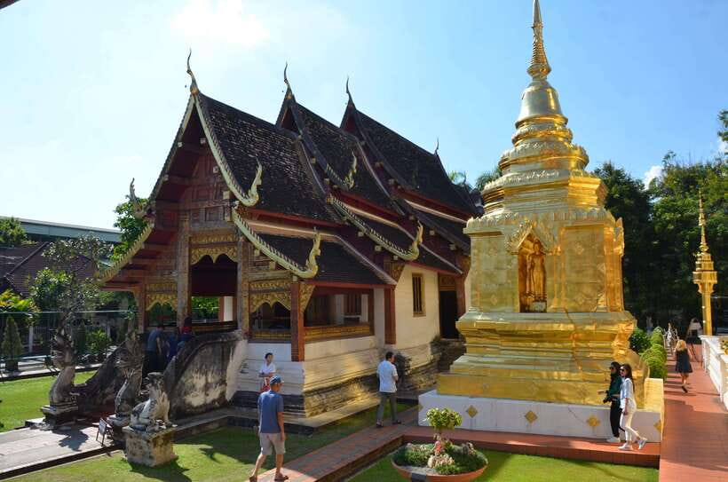 Chiang Mai: Historic Temples and City Guided Walking Tour - What the guides add to the buildings