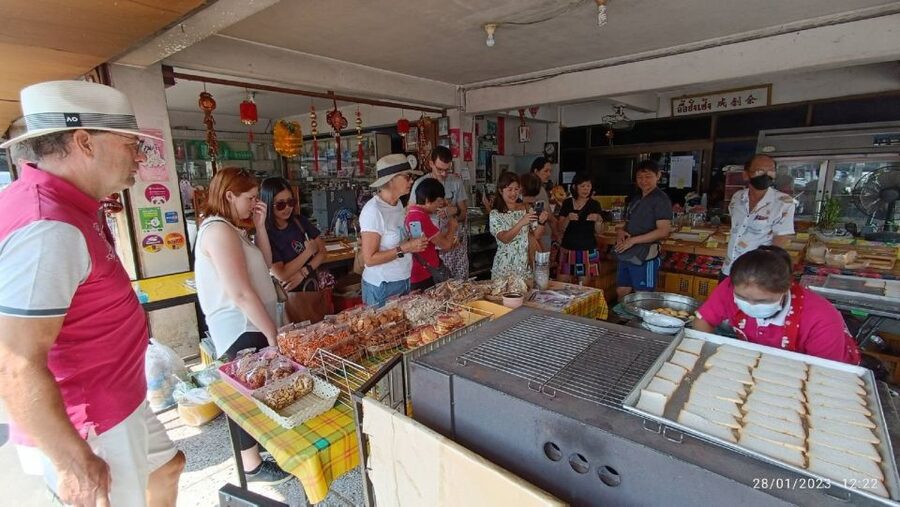 Chiang Mai: Local Food and Markets Guided Walking Tour - Thana Ocha finishes with Hakka-style noodles
