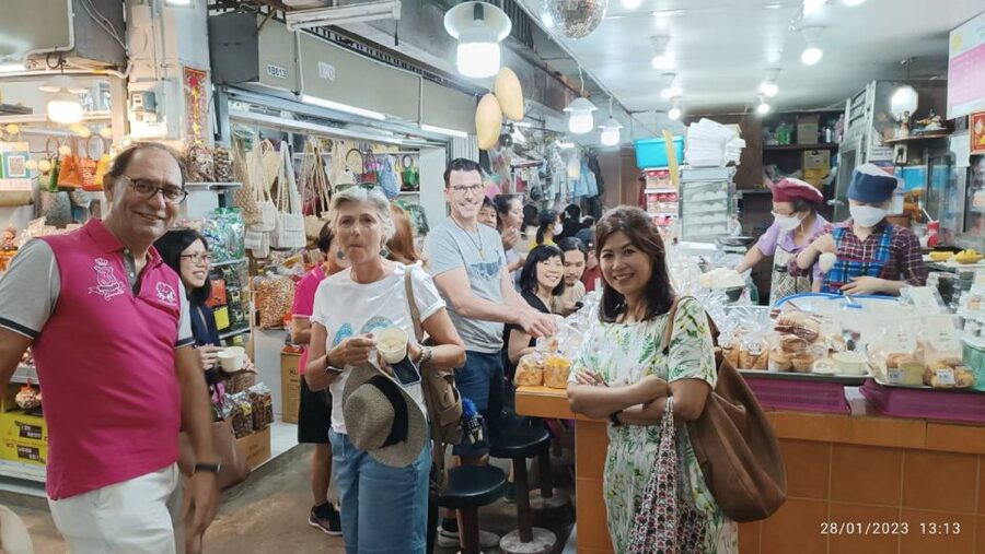 Chiang Mai: Local Food and Markets Guided Walking Tour - First stop: sweet steamed dumplings at Wat Ket