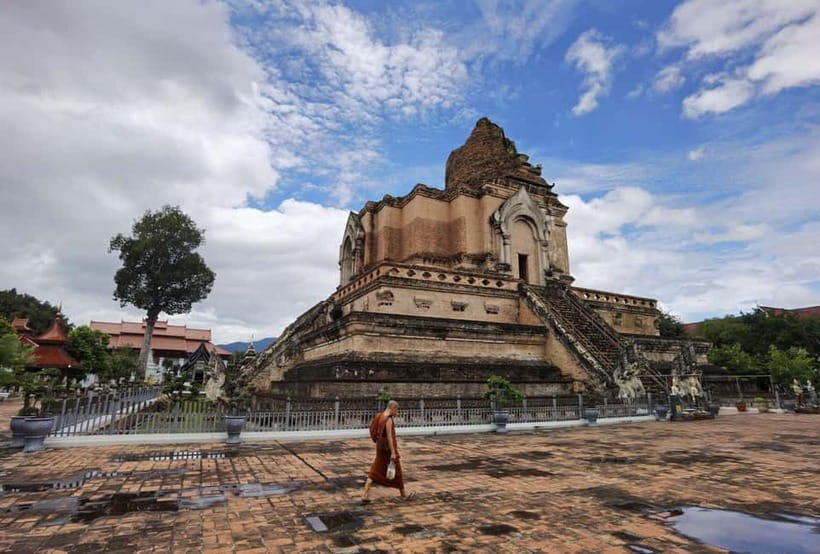 Chiang Mai: Temple And City Walking Tour Part I - Wat Phra Singh and the Lion Buddha