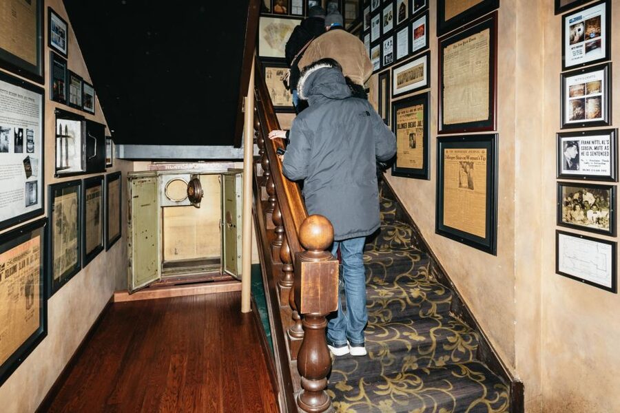 Chicago: Gangsters and Food Tasting Walking Tour - Going below ground into an old gangster tunnel