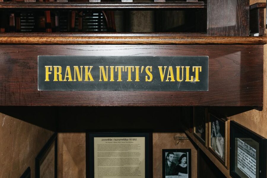 Chicago: Gangsters and Food Tasting Walking Tour - What the $81 price really covers