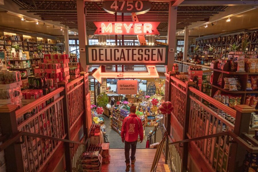 Chicago: The Ultimate Foodie Walking Tour with Tasty Stops - The walking route adds architecture and local stories