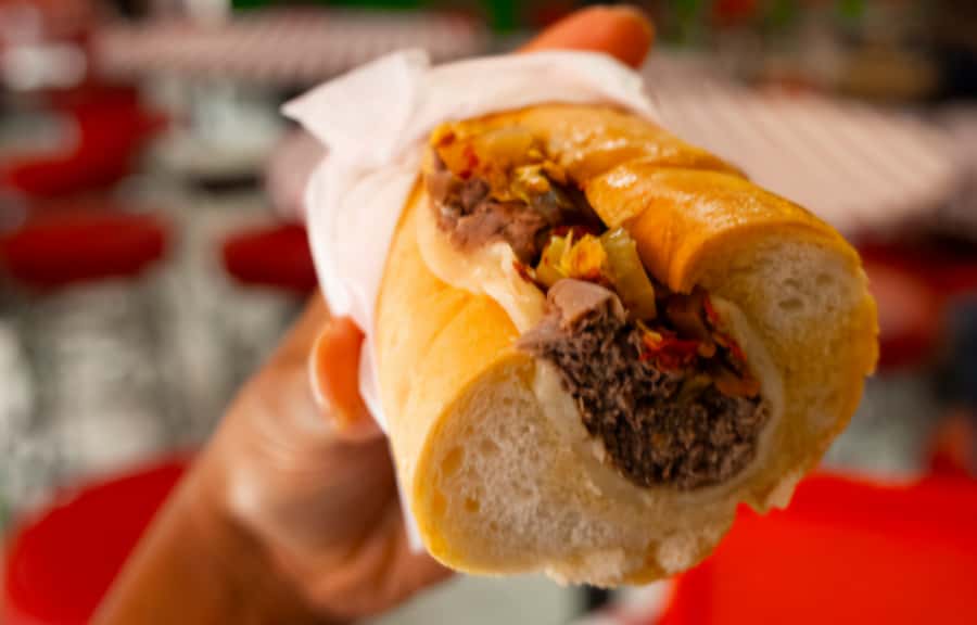 Chicago: The Ultimate Foodie Walking Tour with Tasty Stops - The guide can make this more than a meal