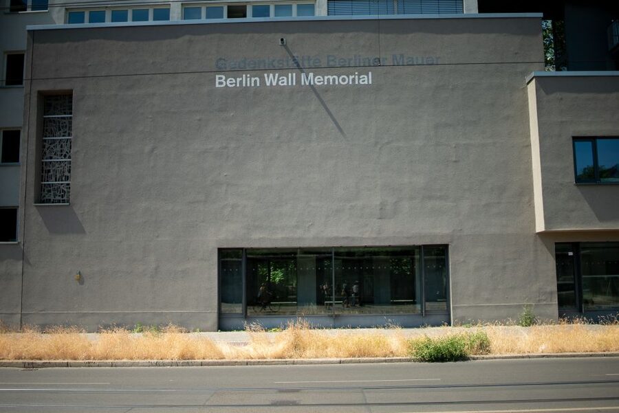 Cold War, Berlin Wall, Spies and the East Side Gallery - A three-hour walk through divided Berlin