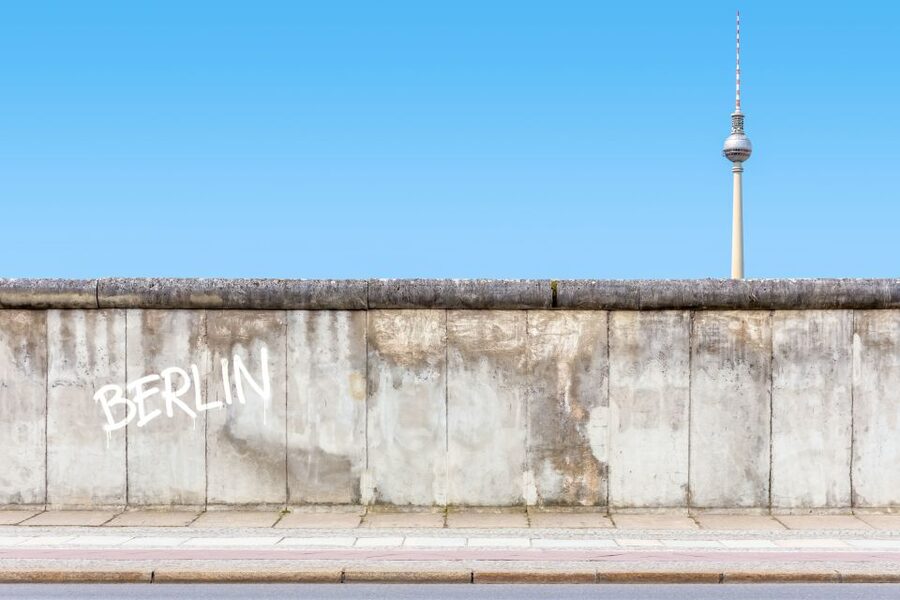 Cold War, Berlin Wall, Spies and the East Side Gallery - How the guide shapes the experience