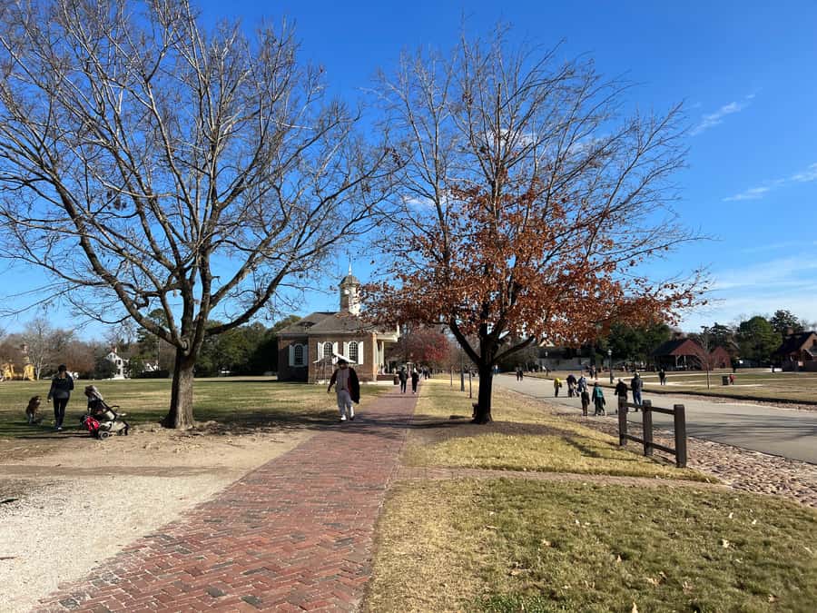 Colonial Williamsburg: Colonial History Guided Walking Tour - Raleigh Tavern and the feel of eighteenth-century Williamsburg