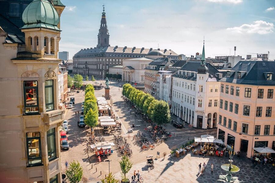 Copenhagen: Guided Walking Tour in French - City Hall and the move into old Copenhagen
