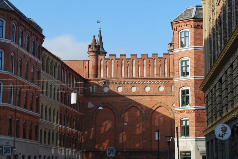Copenhagen: Politically Incorrect Beer Tasting Walking Tour - Starting at Urban House Hostel with the orange cooler