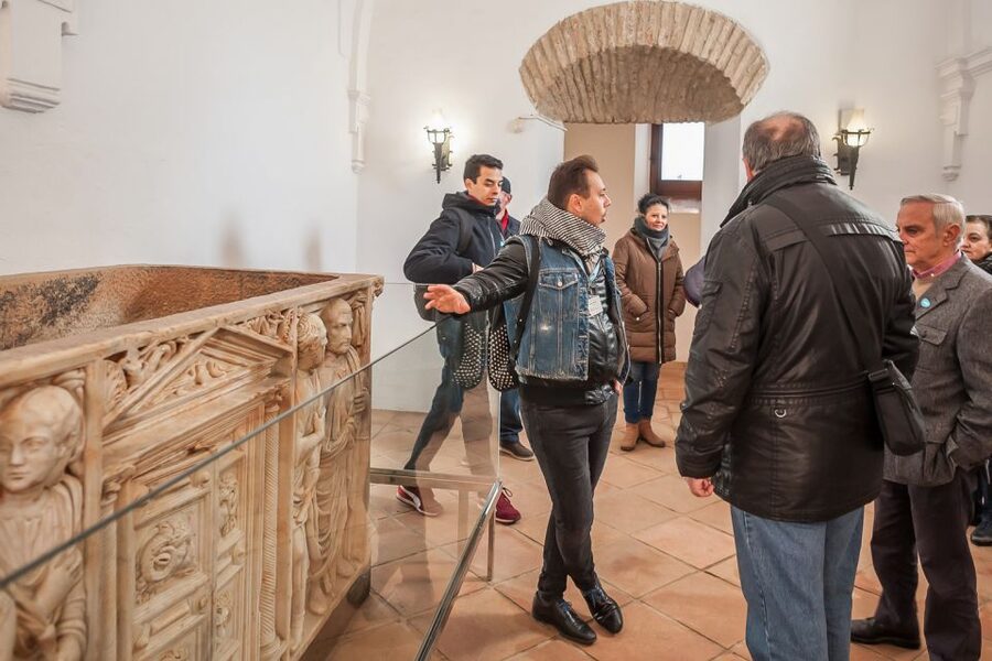Cordoba: Monuments Walking Tour - Guides, languages, and group size