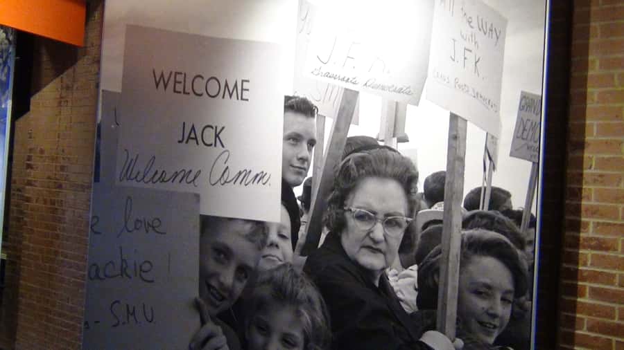 Dallas: JFK Assassination Highlights Walking Tour - Riding in the van during Dallas heat