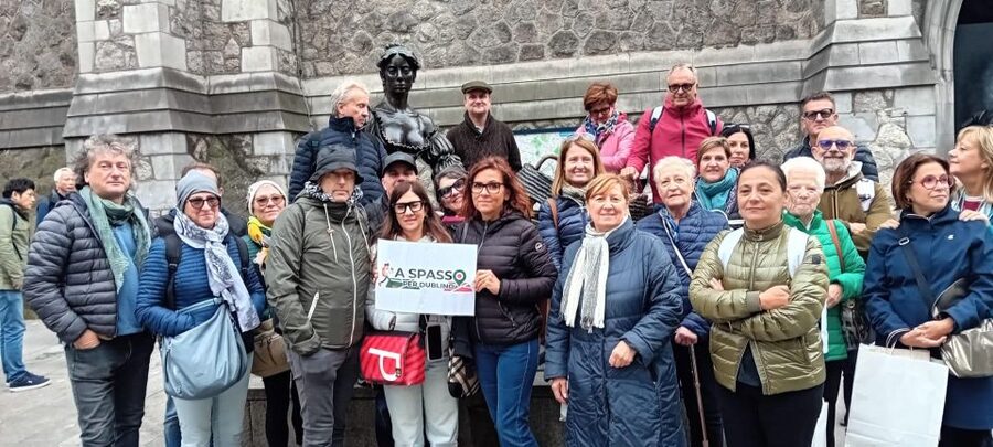 Dublin Highlights: 2.45-Hour Walking Tour in Italian - Beginning at Trinity College and Molly Malone