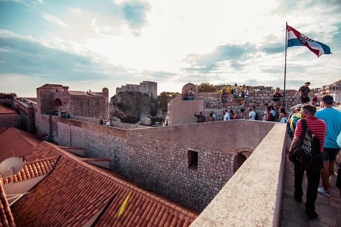 Dubrovnik: Ancient City Walls & Wars Walking Tour - The walk to the port and the best time to go