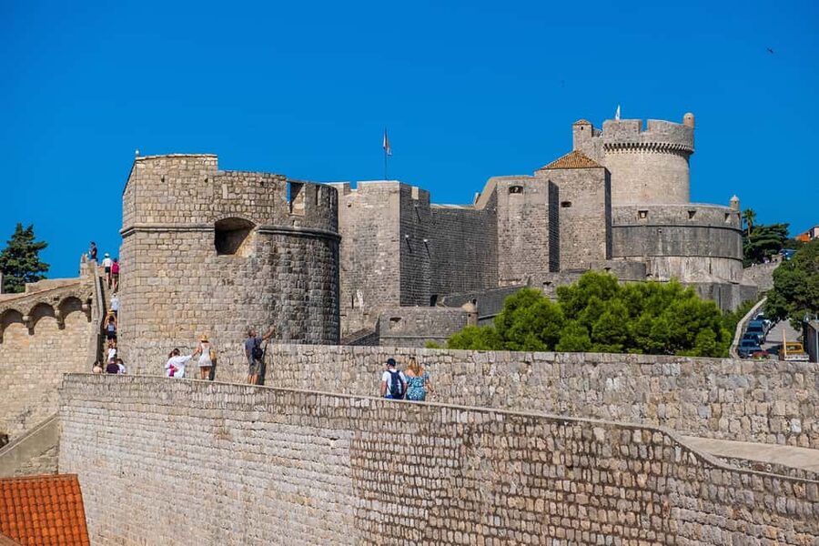 Dubrovnik: City Walls, Old Town Walking Tour & Adriatic View - How the 150-minute schedule feels
