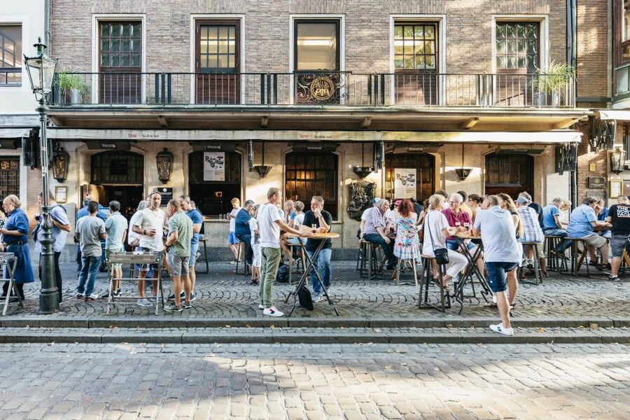 Düsseldorf: Altbier-Safari Beer Walking Tour - Why Düsseldorf Altbier deserves a two-hour tour