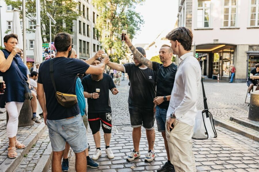 Düsseldorf: Altbier-Safari Beer Walking Tour - Zum Schlüssel and the value of staying longer