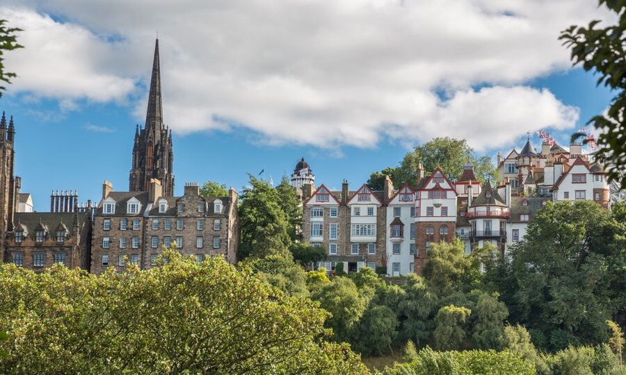 Edinburgh: 3-Hour Historical Walking Tour in Italian - Edinburgh Castle from the Mound