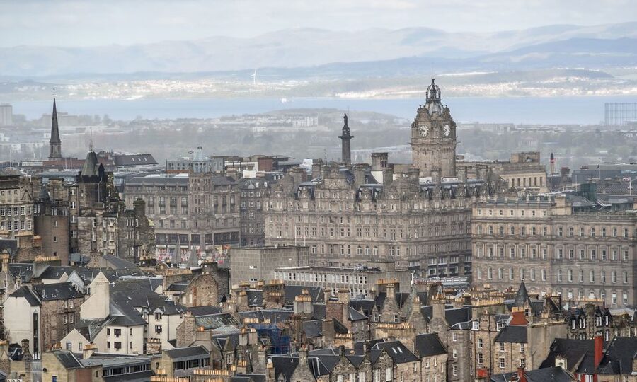 Edinburgh: 3-Hour Historical Walking Tour in Spanish - What the Spanish guide adds