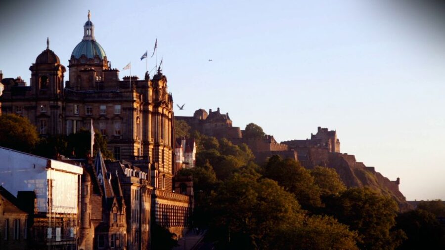 Edinburgh: 3-Hour Historical Walking Tour in Spanish - Edinburgh Castle and the Stone of Destiny