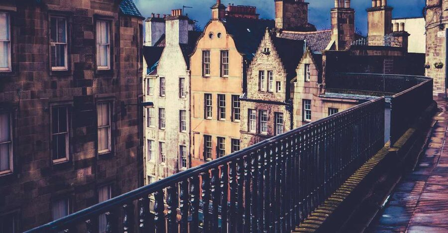 Edinburgh: 3-Hour Historical Walking Tour in Spanish - Starting near City Chambers and entering the Old Town