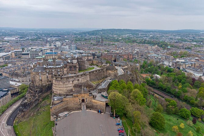 Edinburgh Castle: Guided Walking Tour with Entry Ticket - Why the outdoor approach works at Edinburgh Castle