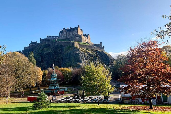 Edinburgh Castle: Guided Walking Tour with Entry Ticket - Finding the meeting point beside St. Giles’ Cathedral