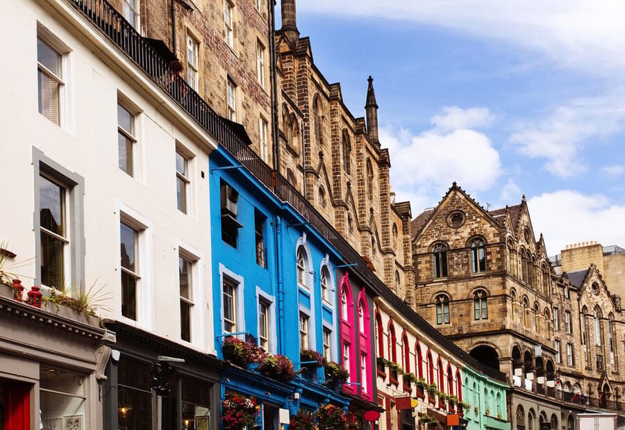 Edinburgh: City Highlights Walking Tour - Greyfriars Kirkyard and the loyal dog