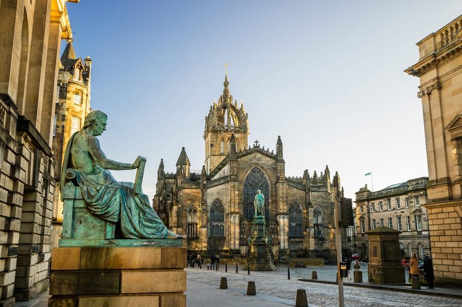 Edinburgh: City Highlights Walking Tour - The guides make the difference