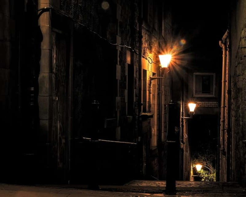 Edinburgh: Dark History Royal Mile Walking Tour - The darker people behind Edinburgh’s history