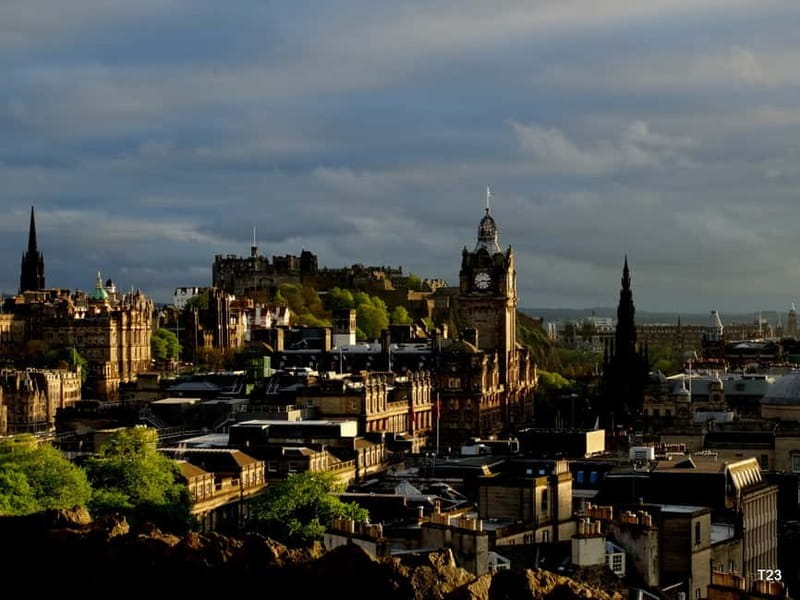 Edinburgh: Dark History Royal Mile Walking Tour - Reading the Royal Mile beyond its grand facade