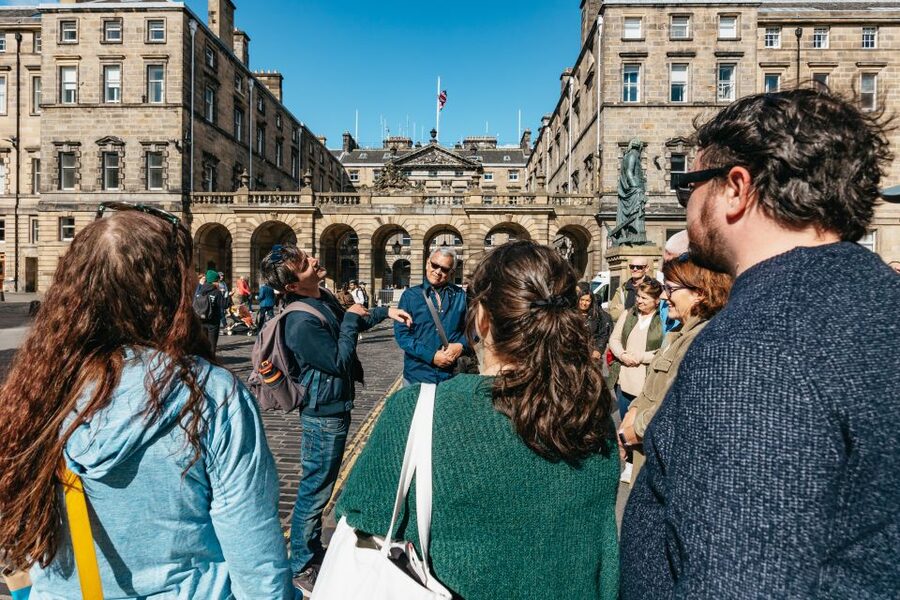 Edinburgh: Old Town History and Tales Walking Tour - Winding streets, closes, and the character of Auld Reekie