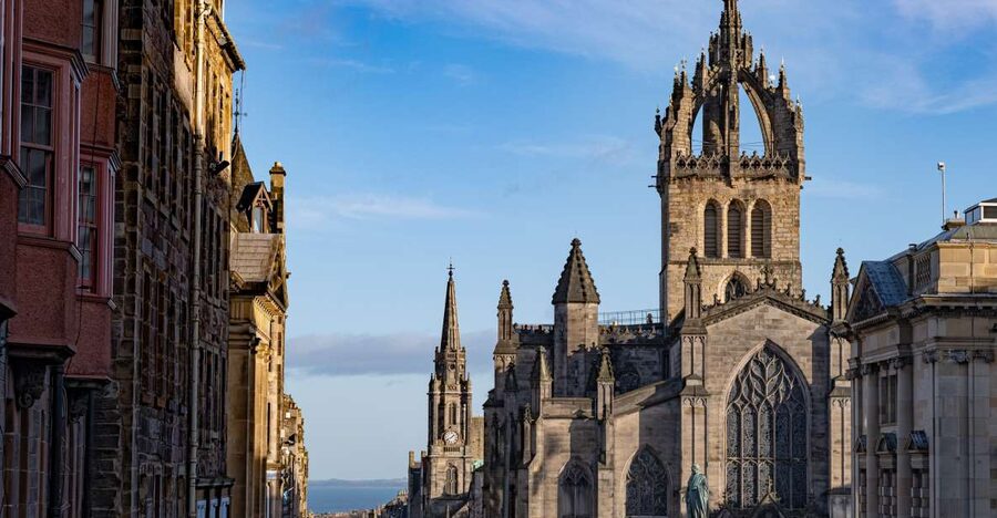Edinburgh: Old Town History Walking Tour - Following the Royal Mile through old Edinburgh