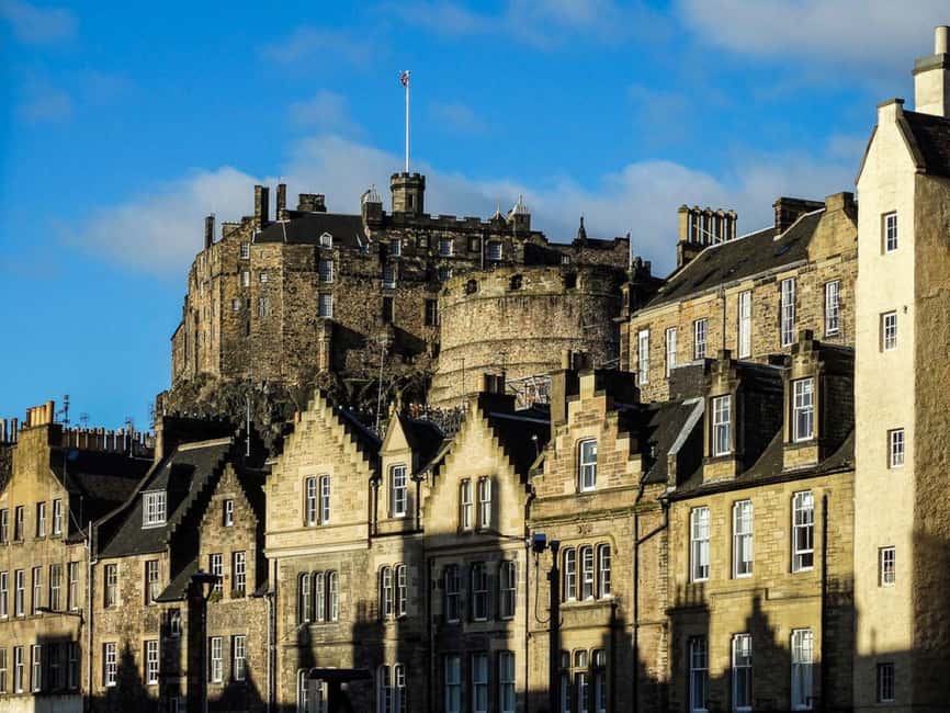 Edinburgh: Private Walking Tour in French with Clémentine - The Royal Mile, closes, and historic buildings