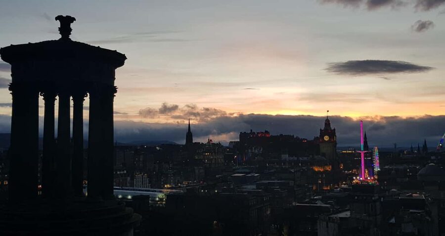 Edinburgh: Private Walking Tour in French with Clémentine - Edinburgh Castle views without a castle admission