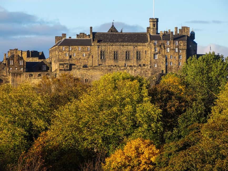 Edinburgh: Private Walking Tour in French with Clémentine - Victoria Street and the Grassmarket