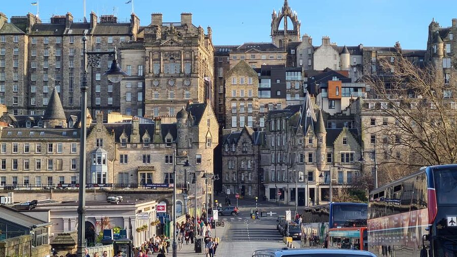 Edinburgh: Private Walking Tour in French with Clémentine - Greyfriars Kirkyard and the tour’s story-filled finish