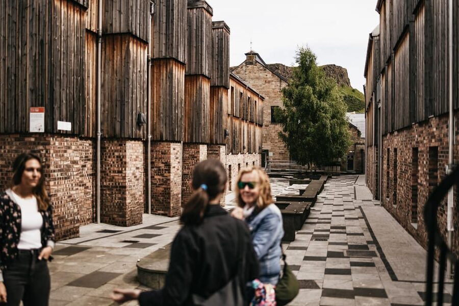 Edinburgh: Pubs and History Guided Walking Tour with Beer - Walking the Royal Mile with beer in mind