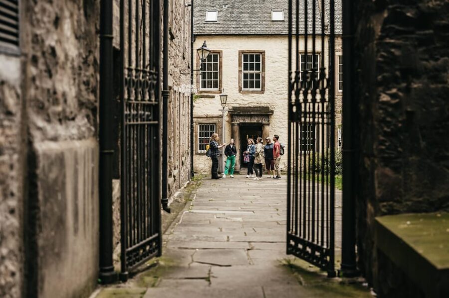 Edinburgh: Pubs and History Guided Walking Tour with Beer - Finishing toward Grassmarket
