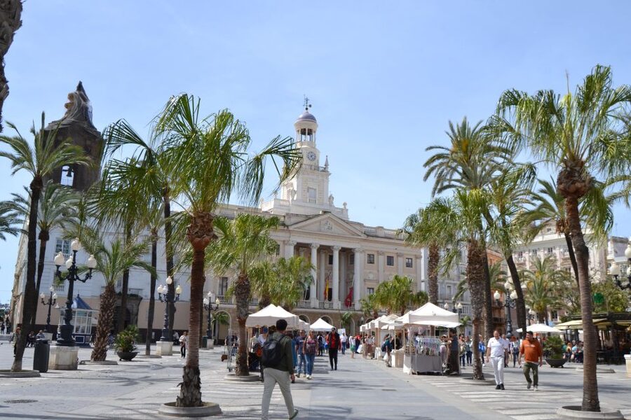 English Cádiz Tour: Walking Tour with Local Guide - What the $15 price really gives you